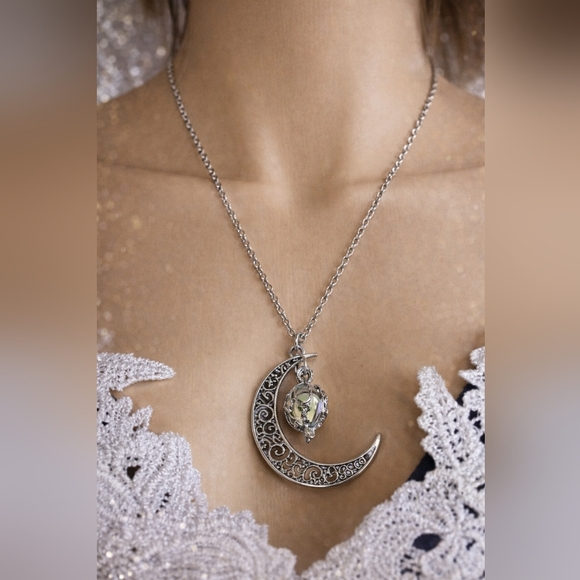 ❤️❤️Beautiful half moon ball Long silver color necklace! 🌙 - Picture 3 of 4